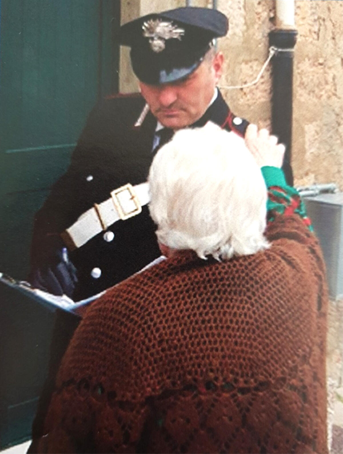Un'altra anziana truffata nel sud pontino: si fingono parenti e le sottraggono 8mila euro in oggetti d'oro. I carabinieri denunciano due persone - 