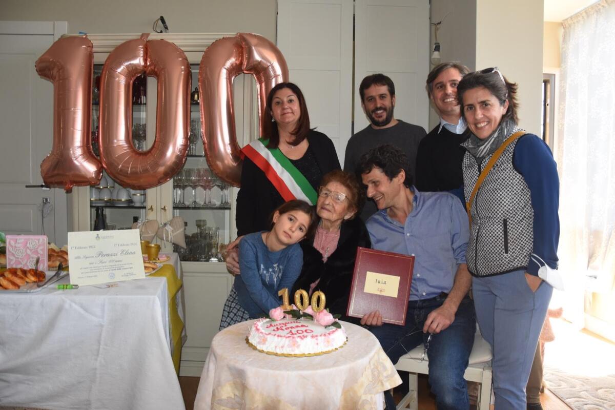 I 100 anni di Elena Perazzi di Nettuno tra figli, figliocci e fiori  - 