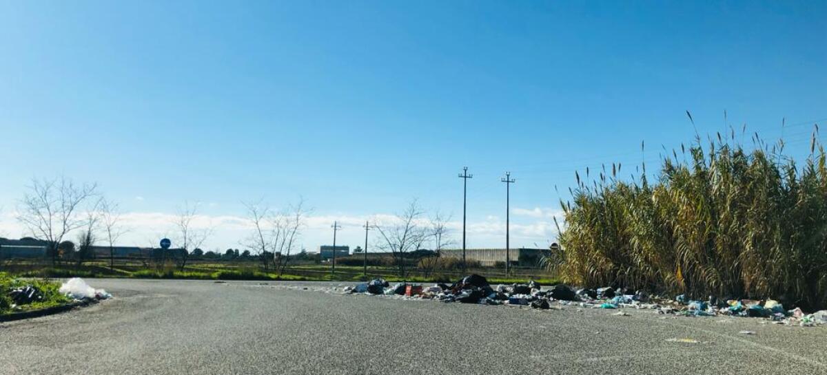Rifiuti, strade pericolose e prostituzione: nell’area industriale di Mazzocchio, a Pontinia, “la situazione è ormai fuori controllo”. - 