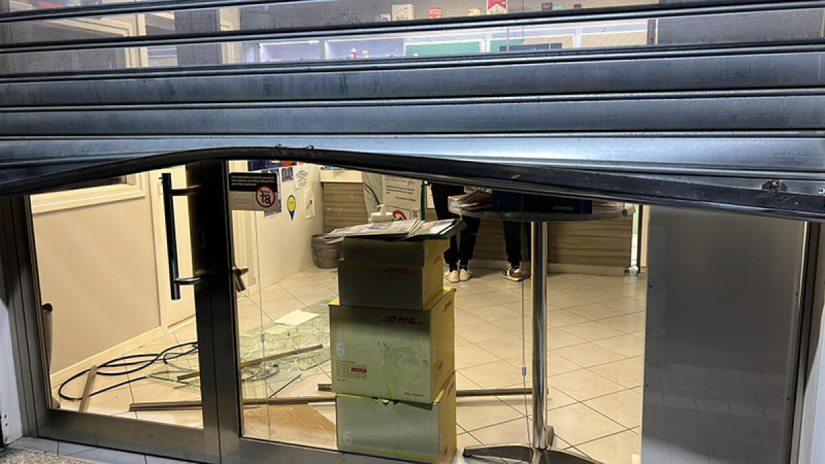 In sei assaltano di notte una tabaccheria in via Nerone, ad Aprilia: portate via sigarette del valore di migliaia di euro. Le FOTO - 