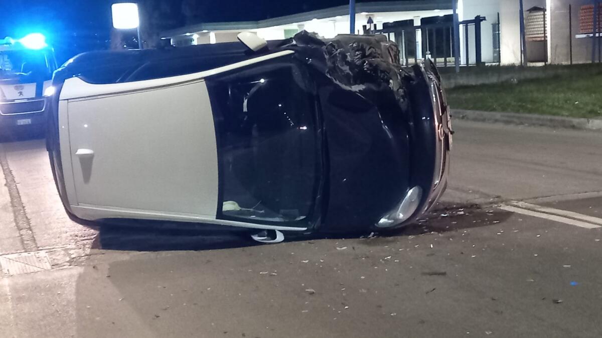 APRILIA - Auto si ribalta in via Guardapasso, dopo un tamponamento. Un giovane ferito e trasferito all'Ospedale dei Castelli. - 