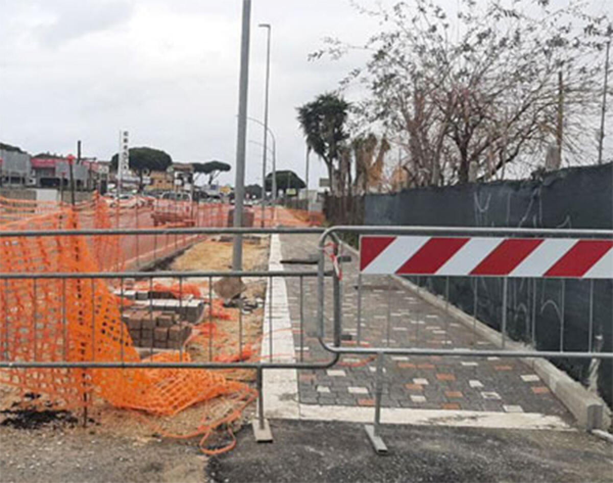 In via di completamento i marciapiedi e la raccolta delle acque sul lungomare di Ardea, a Lido dei Pini. - 