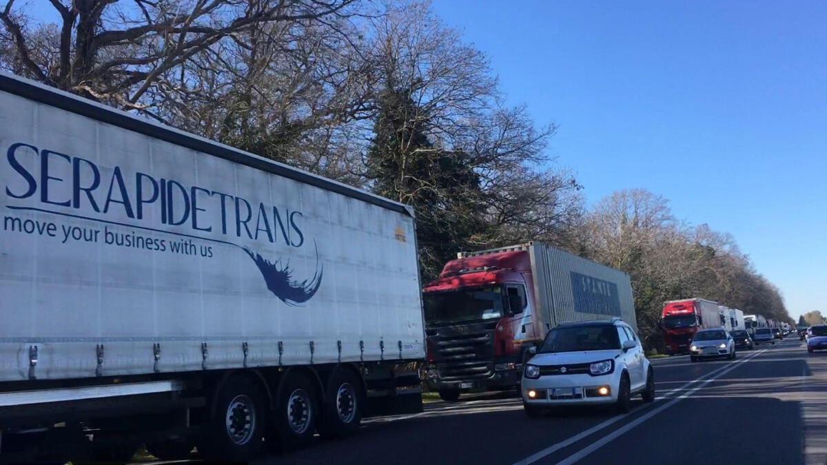 Prosegue la protesta degli autotrasportatori anche in provincia di Latina, tutti fermi a Sabaudia. Il caso arriva in Regione con un question time FOTO - 