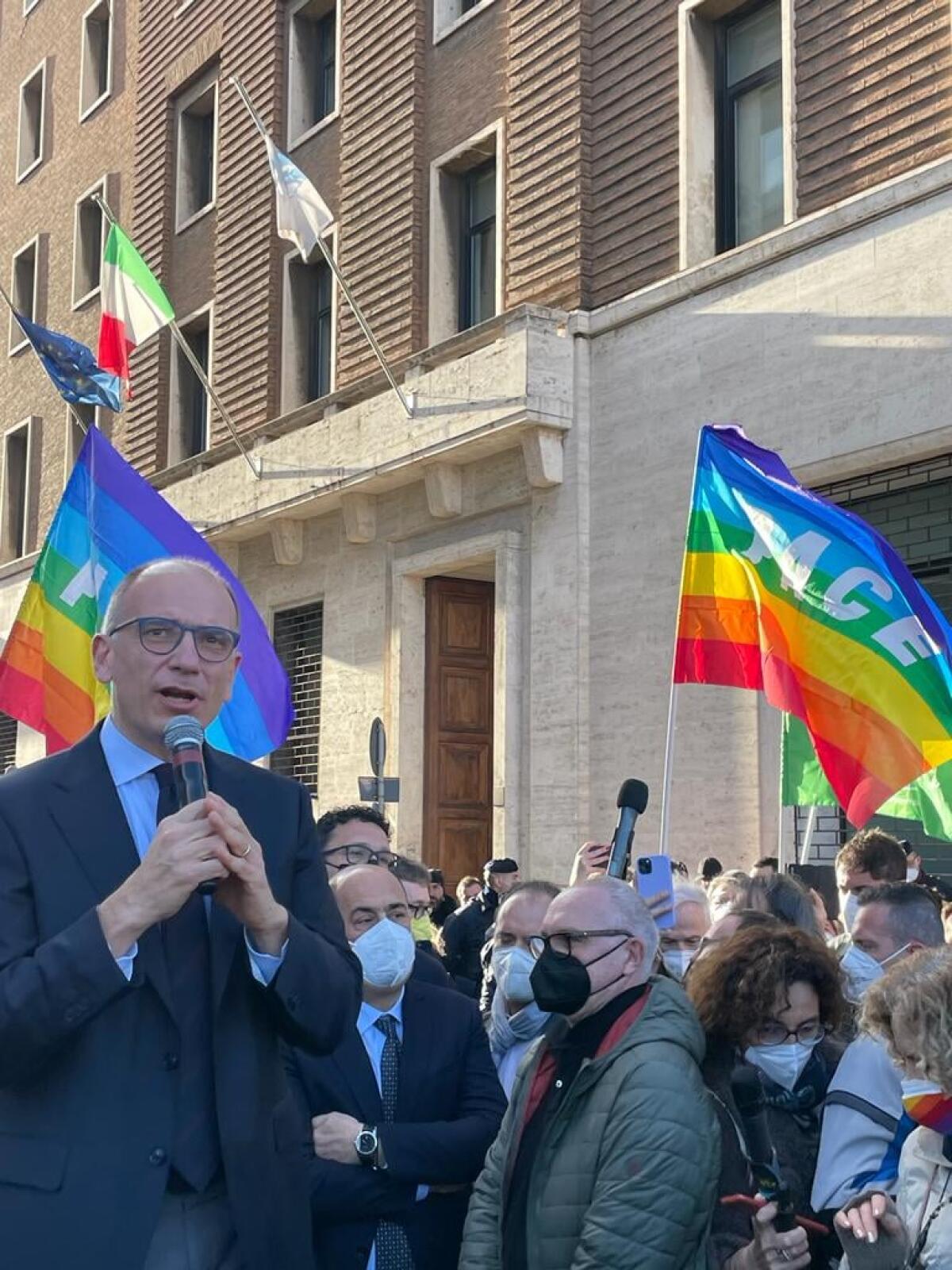 Manifestazione a Roma per il popolo ucraino, Zingaretti: "Pagina buia della storia" - 