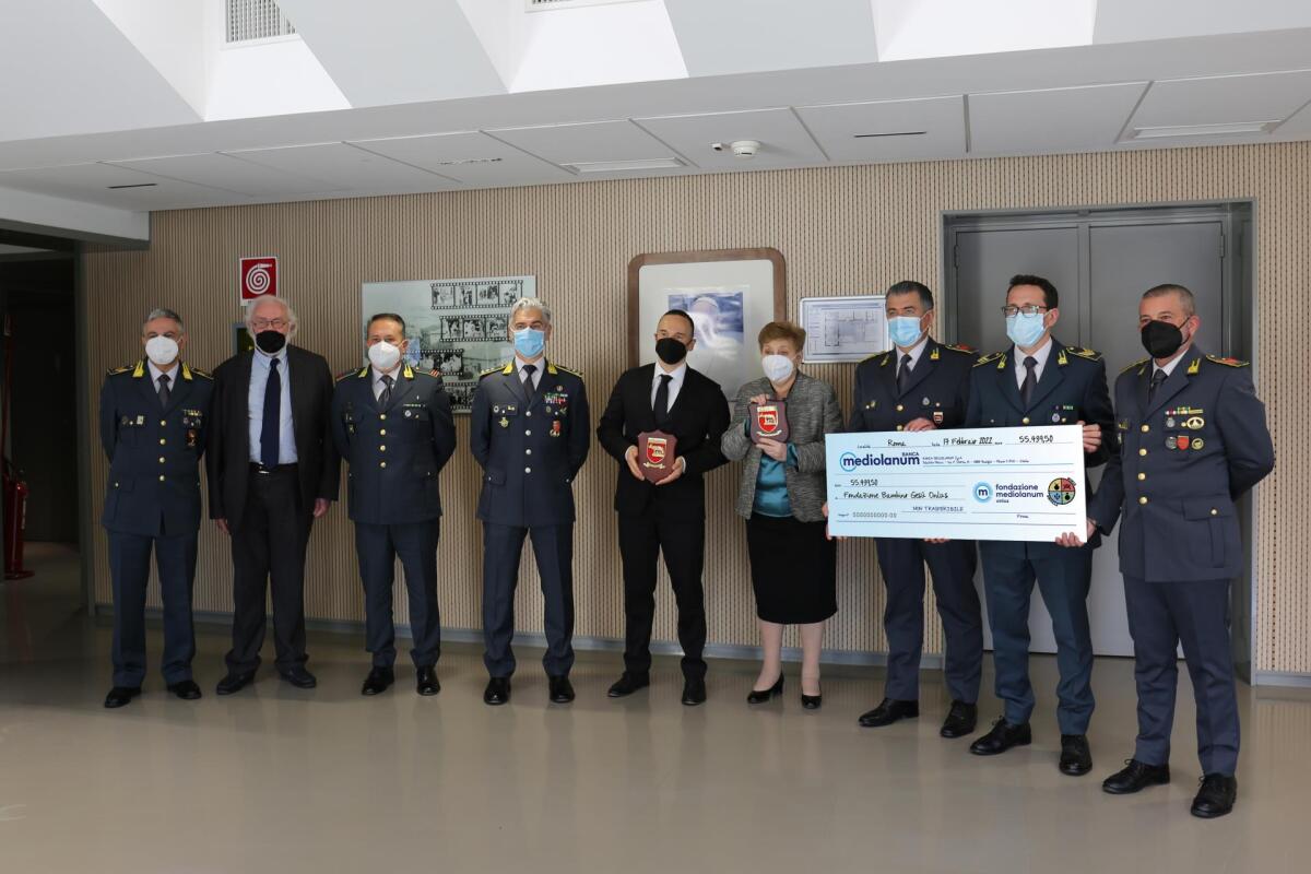 I finanzieri del Lazio donano un apparecchio portatile per radiografie alla “Fondazione Onlus Bambino Gesù”. - 