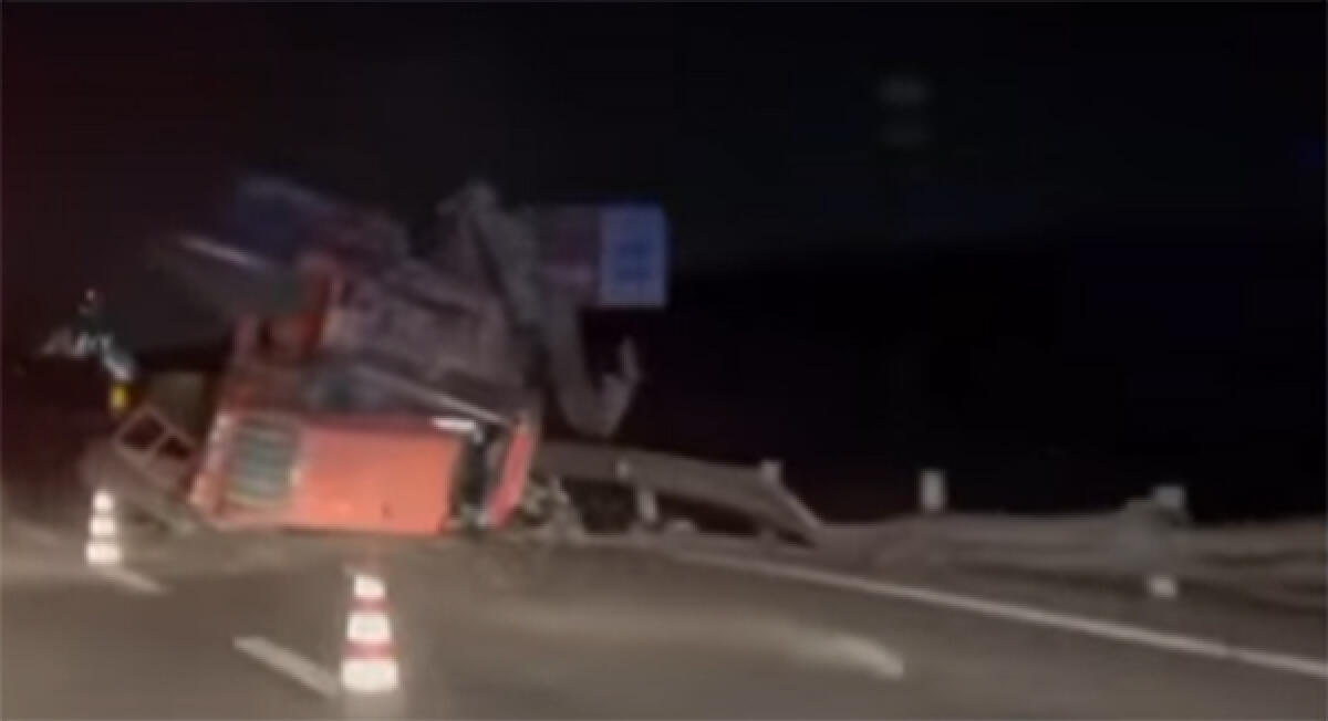 Violento tamponamento ieri sera sulla Pontina, a Campoverde: un trattore si ribalta su un’utilitaria. - 