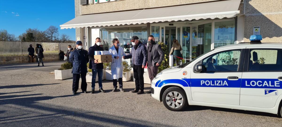 La farmacia “Cinque Miglia” di Anzio dona autotest Covid e mascherine alla Polizia Locale. - 