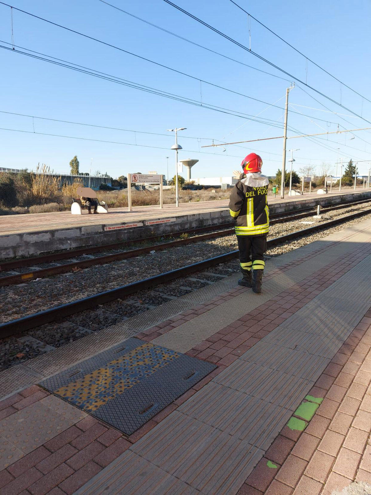 Accusa un malore e cade tra i binari della stazione di Aprilia, soccorso dai vigili del fuoco - 