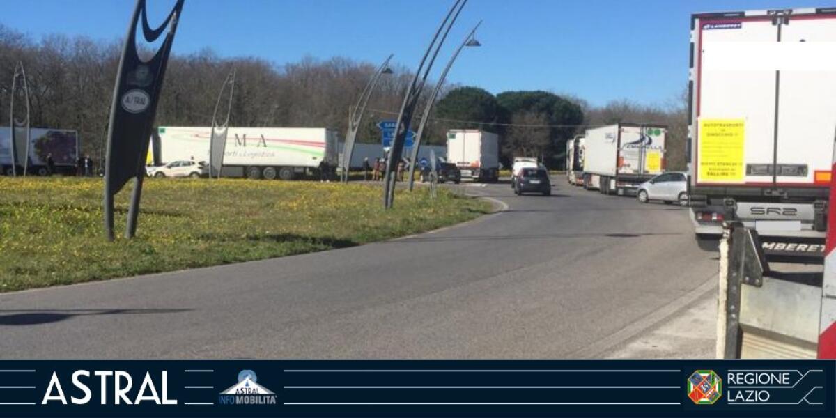 Disagi sulla Pontina, all’incrocio con la Migliara 53, per la protesta dei camionisti contro l’aumento dei prezzi del carburante. - 