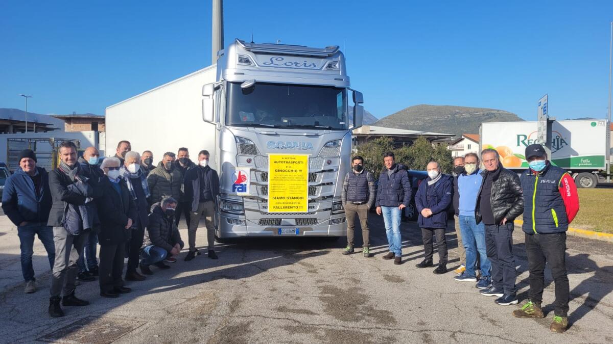 Autotrasportatori in sciopero al Mof di Fondi: il sindaco Maschietto incontra i manifestanti. - 