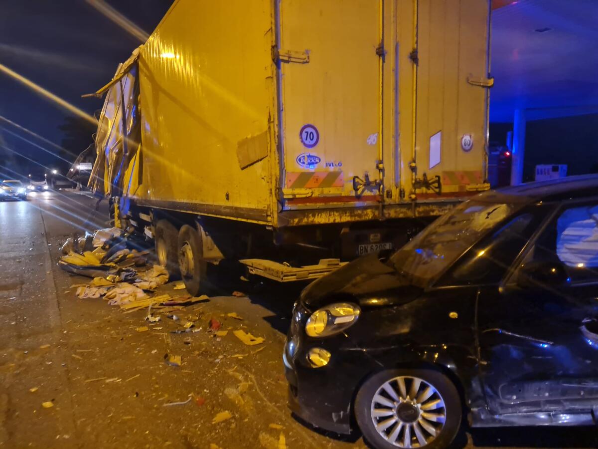 Grave incidente stradale sulla Nettunense a Cecchina, strada chiusa: coinvolti due mezzi pesanti, ci sono feriti FOTO - 