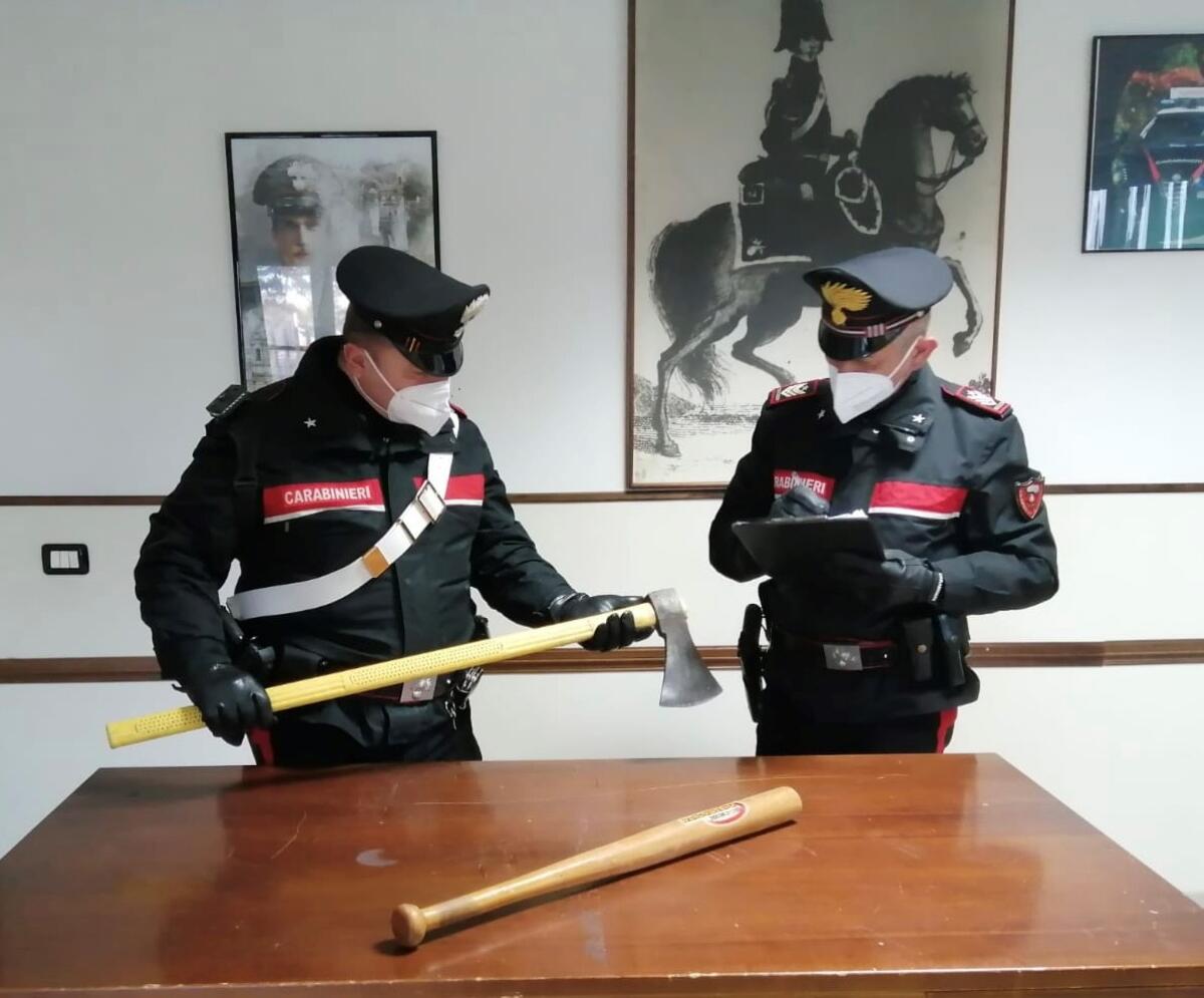 In auto trasportava un’ascia e una mazza da baseball: 34enne di Terracina denunciato dai Carabinieri. - 