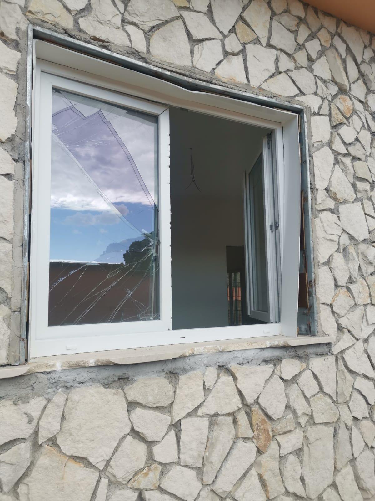 I vandali a Nettuno prendono di mira la casa confiscata alla Mafia assegnata all’associazione “Nati2Volte”. - 