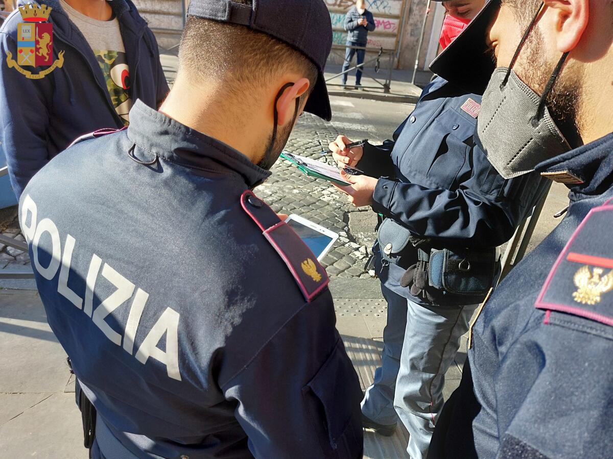 19enne arrestato dalla Polizia ad Anzio: spacciava crack ed hashish nella zona dei portici di via Belgio. - 
