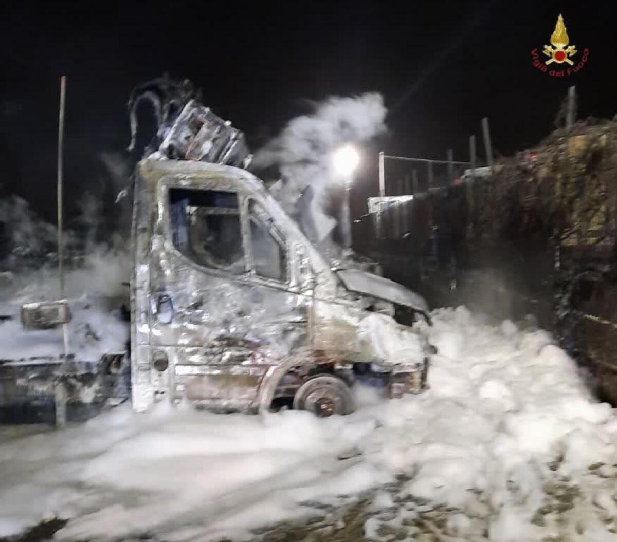 Sei furgoni in fiamme a Ciampino: nottata di lavoro per i vigili del fuoco di Marino e per i Carabinieri. - 