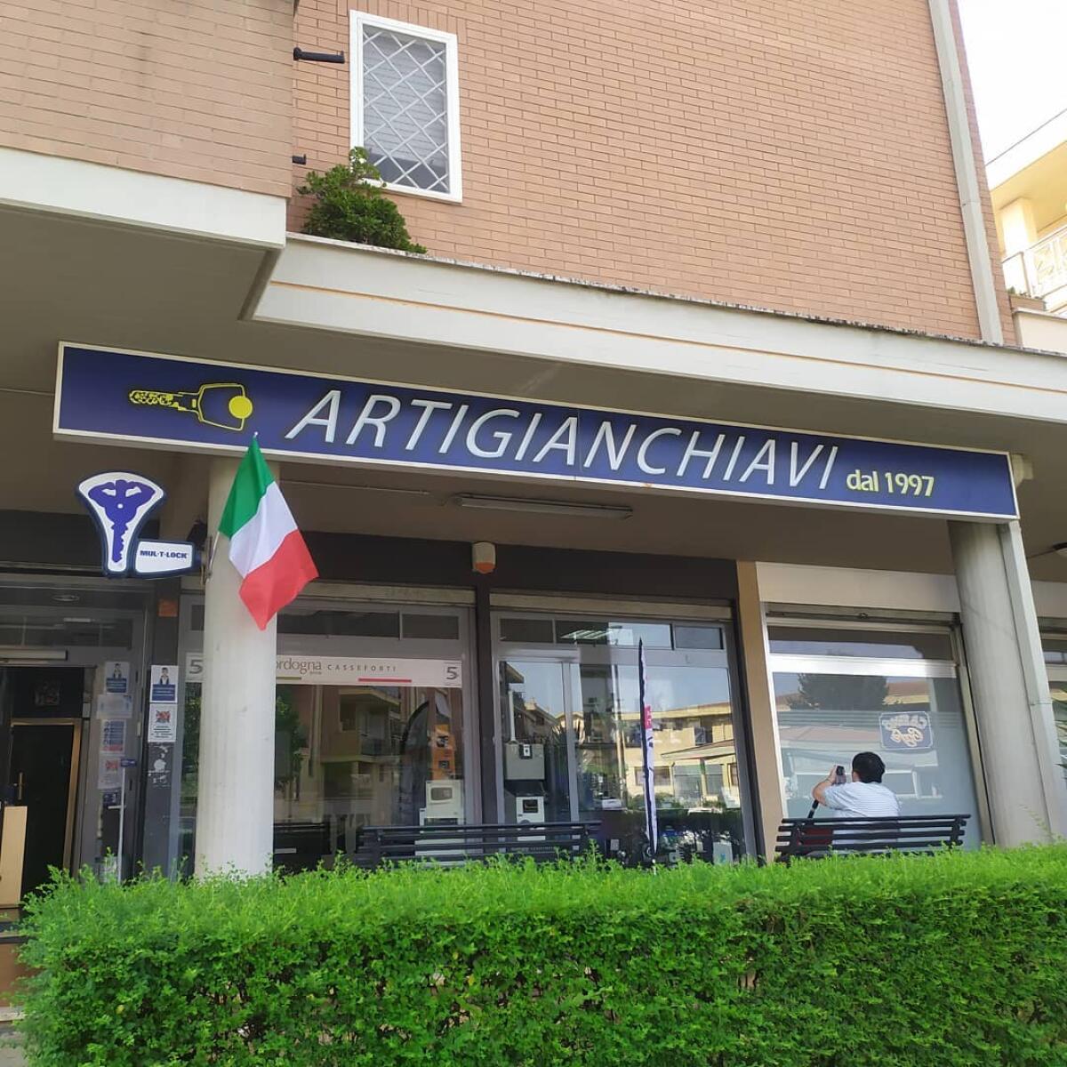 APRILIA - Apre le porte da un quarto di secolo: il 15 marzo Artigianchiavi festeggia 25 anni di attività. - 