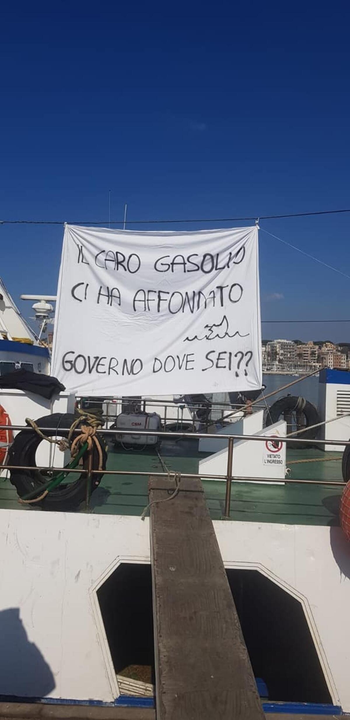 Caro benzina, i pescherecci di Anzio fermi al porto per protesta - 