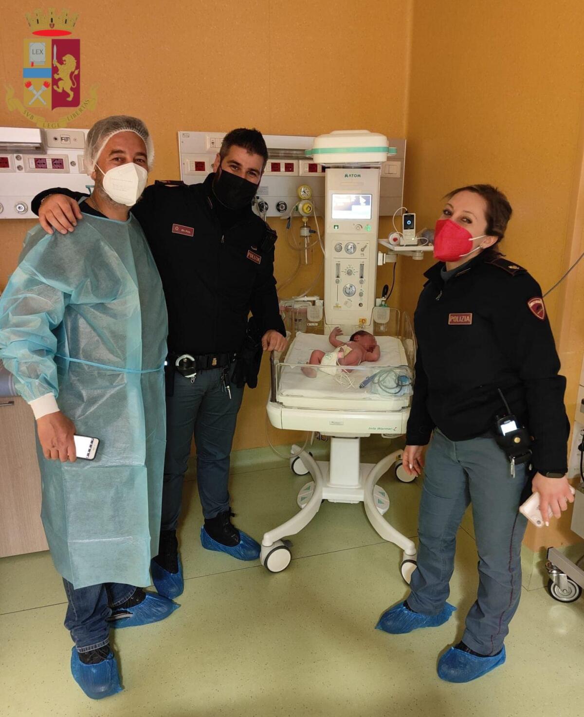 Parto lampo, il piccolo Alessandro nasce sulla Pontina. La madre assistita dal padre e da due poliziotti FOTO - 