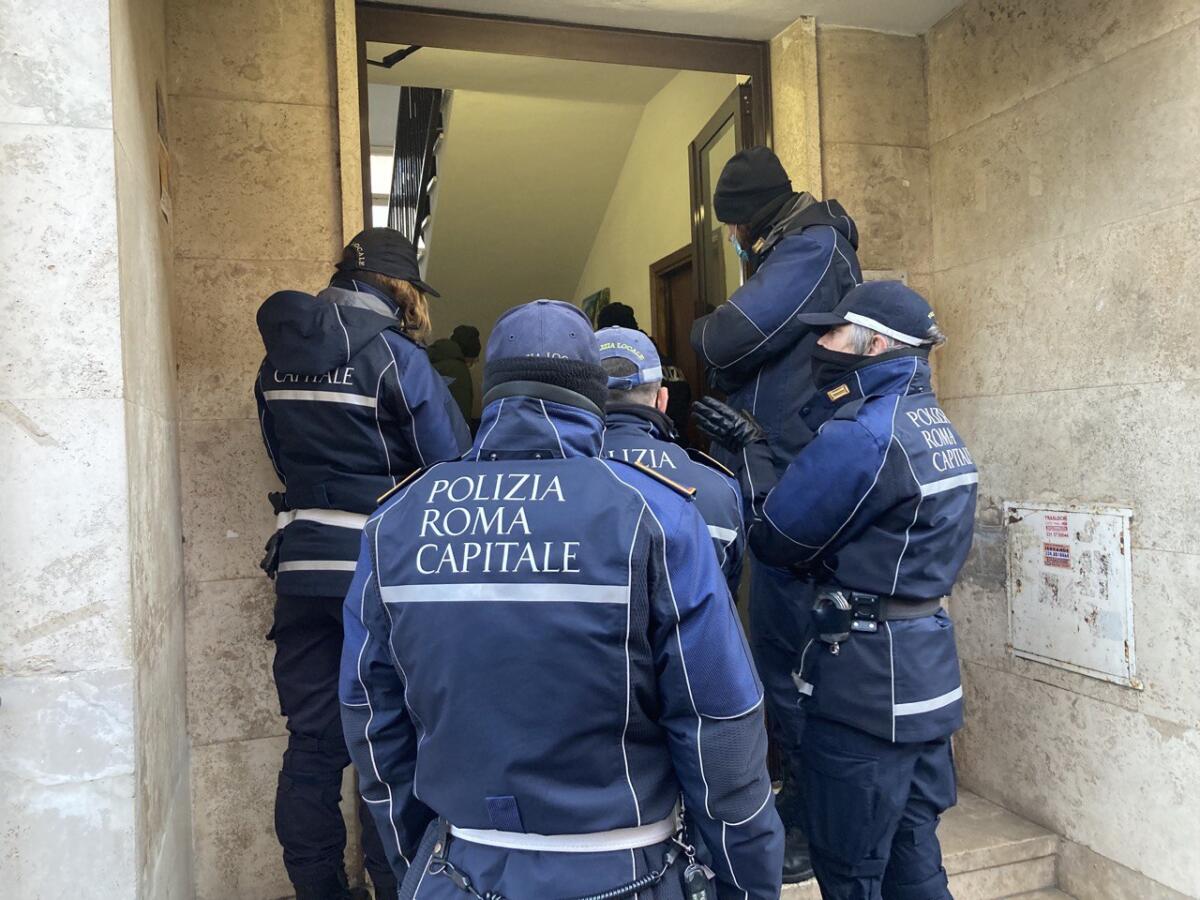 Ennesimo sgombero di alloggi occupati abusivamente nella Capitale. Blitz all’alba a San Basilio. - 