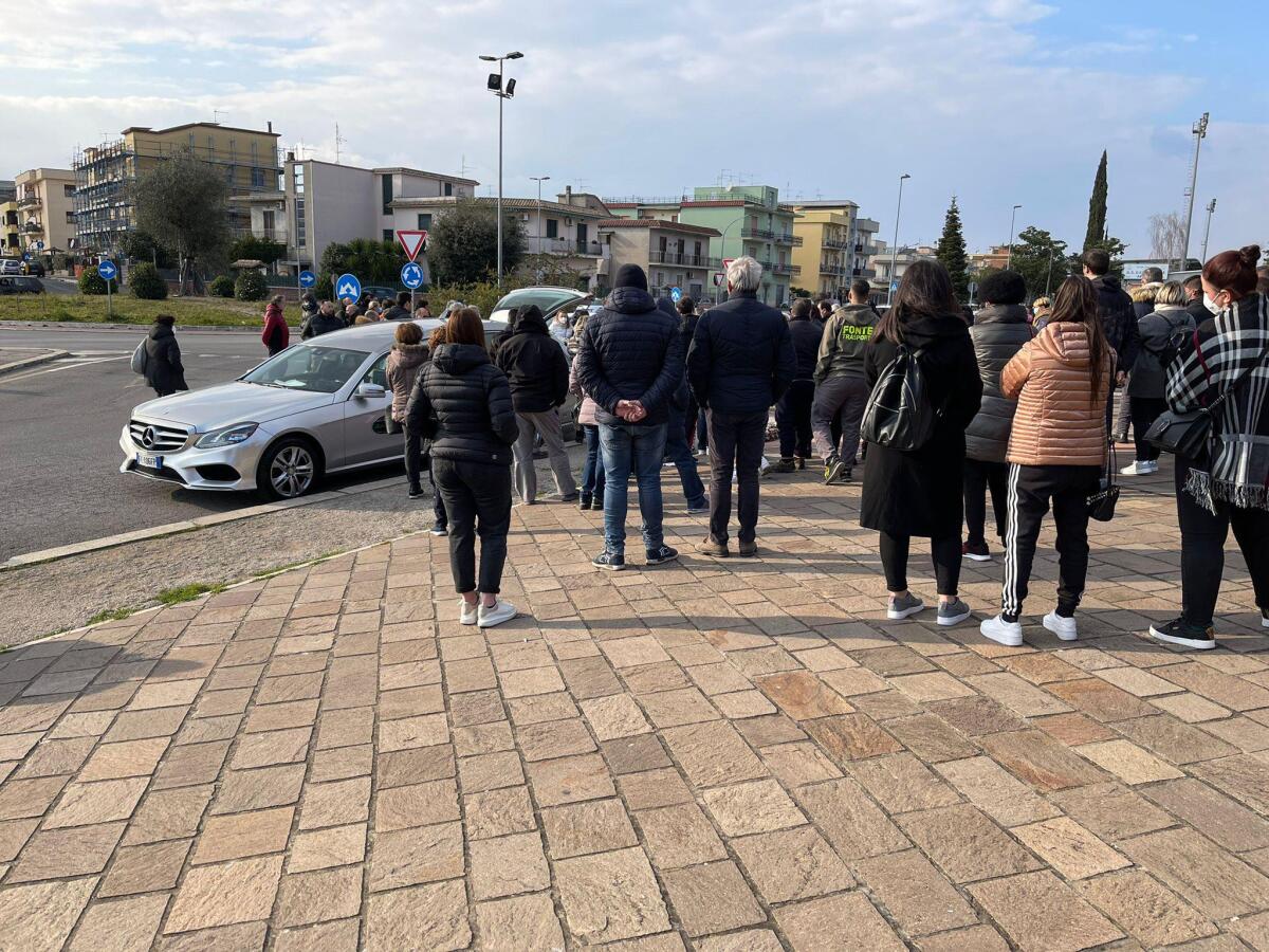 Aprilia, grande commozione per l'ultimo saluto a Stefano Siviero: "Ciao, Neno!" - 