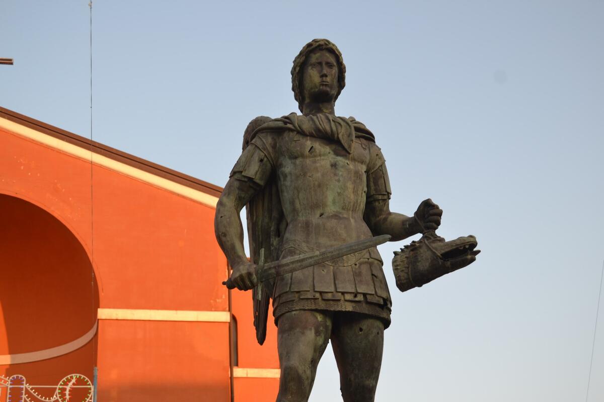 Endometriosi, ad Aprilia questo sabato si illumina di giallo la statua di San Michele: "Malattia ancora troppo poco nota" - 