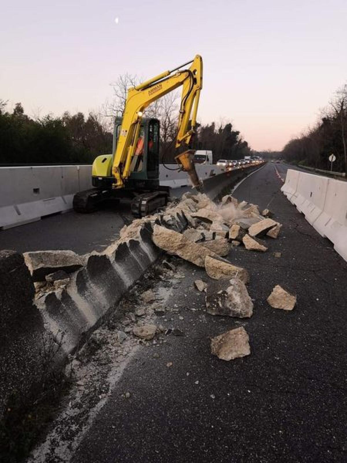 Pontina, autocarro coinvolto in un incidente: code da via di Vallerano a Spinaceto. Disagi stamattina anche per lavori - 