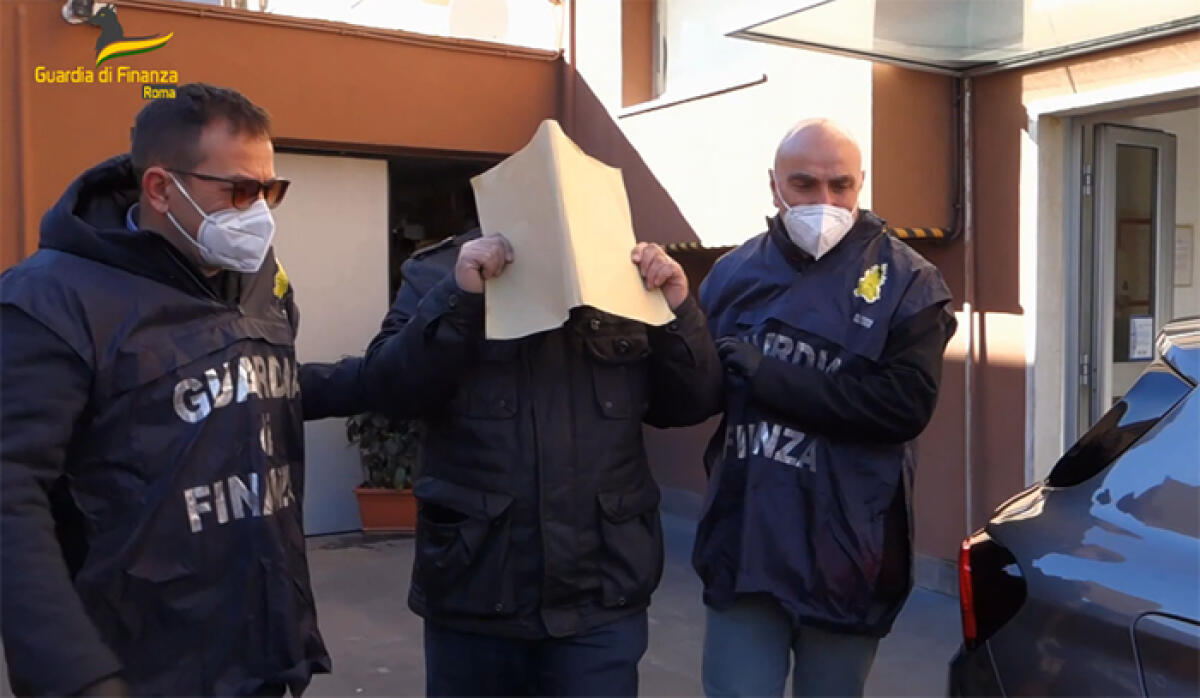 Scoperto dalla Guardia di Finanza di Pomezia un traffico di libri illecitamente riprodotti. 3 arresti e sequestri per 1,5 milioni di euro. VIDEO - 