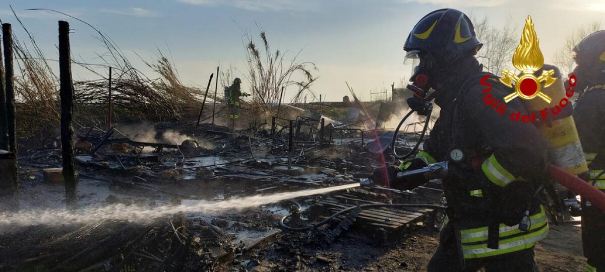 Incendio in un campeggio sul lungomare di Latina: tre persone intossicate - 