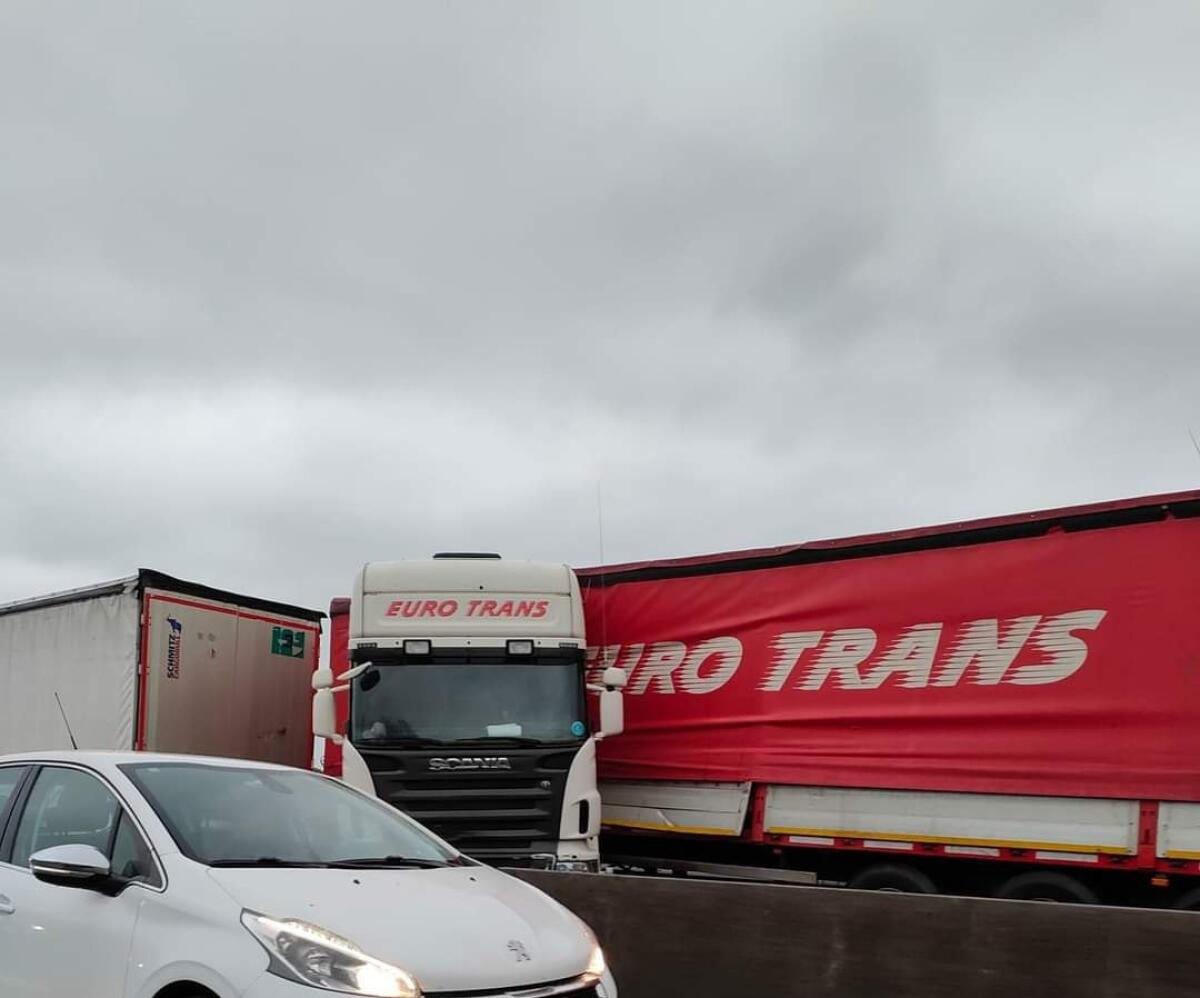 Serata da dimenticare per migliaia di pendolari in fila per ore sulla Pontina per il maxi tamponamento tra Castel Romano e Castel Di Decima. - 