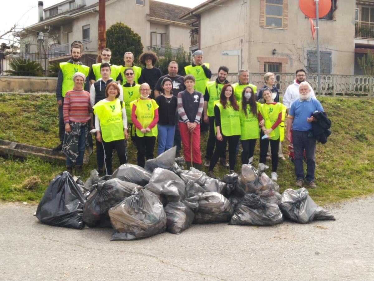 Aprilia Ecologica, raccolta di rifiuti con associazioni e volontari in via Tufello FOTO - 