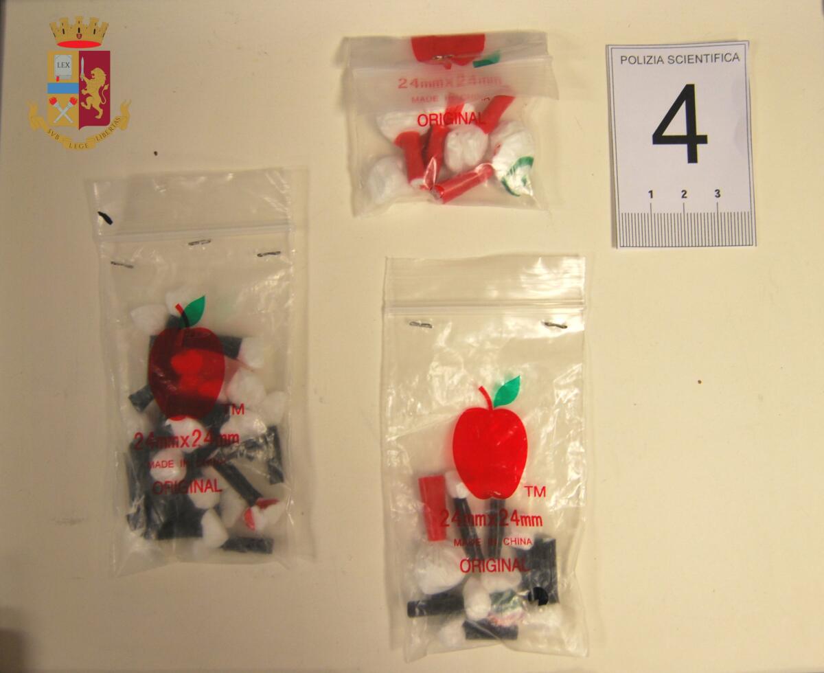 Lotta allo spaccio ad Anzio. La polizia arresta un 21enne ed un 19enne. Sequestrate dosi di crack e cocaina FOTO - 