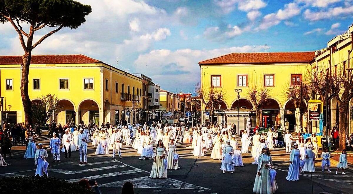 "Stop war", le Scie Luminose in centro ad Aprilia per l'Ucraina - 