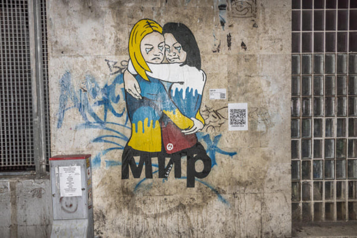 L'abbraccio tra donne ucraine e russe per l'8 marzo, la nuova opera a Roma della street artist Laika - 