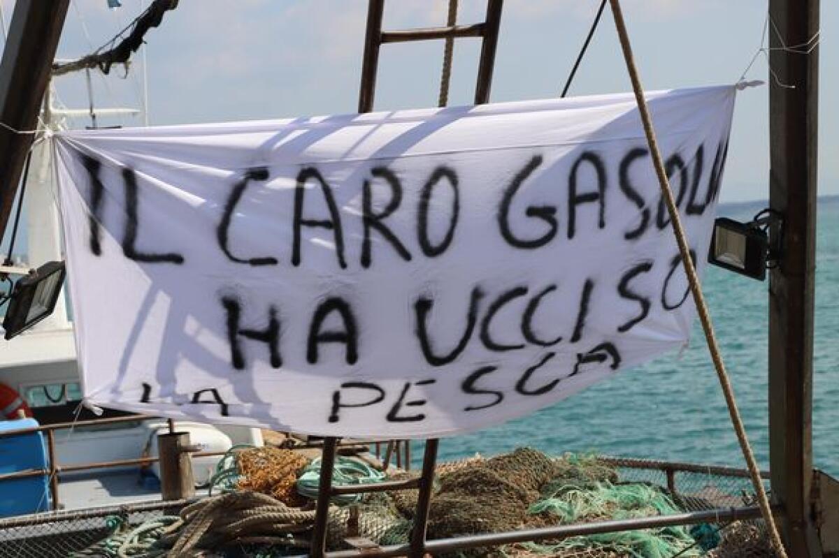 Caro carburante, porto deserto e pescherecci fermi: ad Anzio prosegue la protesta - 