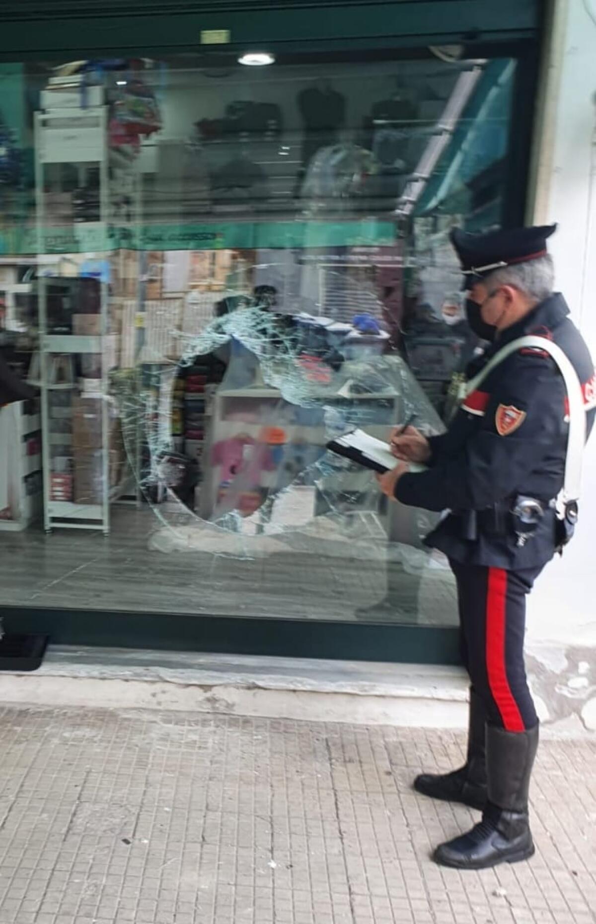 Minturno - Vetrine sfondate con un tombino di ghisa. Denunciato un ventenne - 