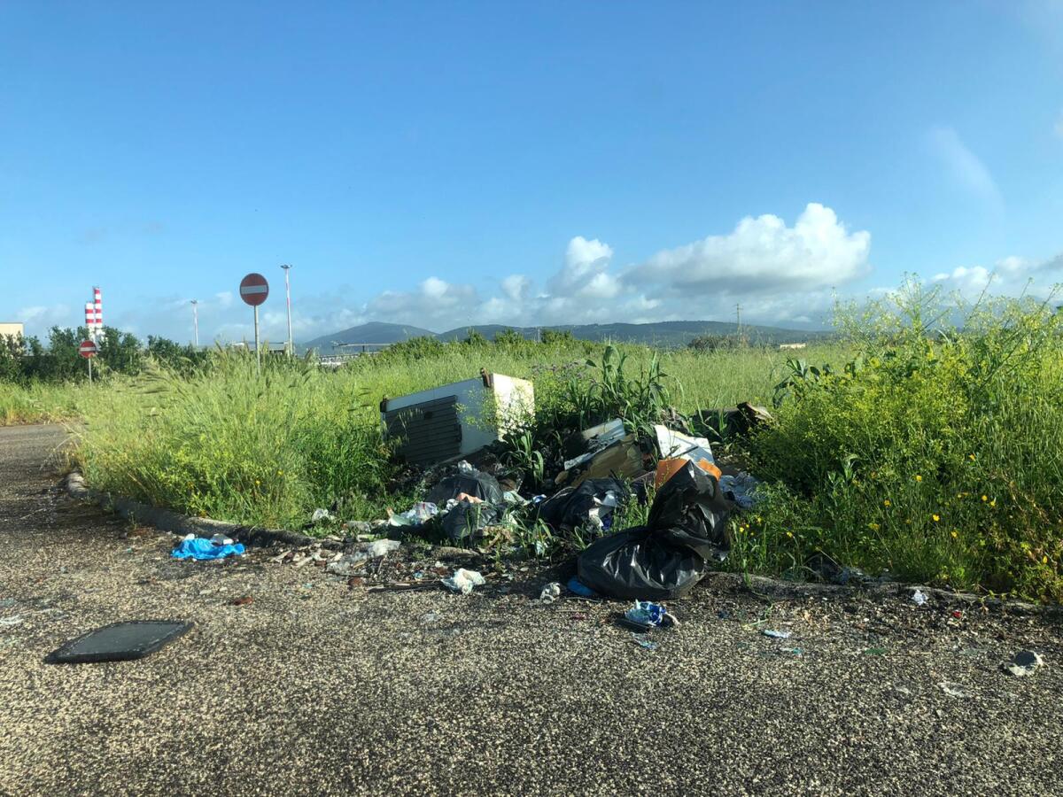 Rifiuti abbandonati a Mazzocchio, a Pontinia: i comitati chiedono al Comune di prendere esempio da Cori e di puntare su fototrappole e volontari. - 