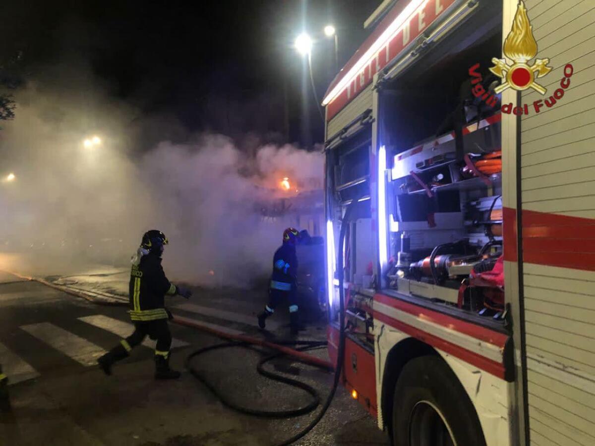 Tragico scontro all’alba tra un bus Atac ed un’auto, a Roma. La vettura va a fuoco, muore il conducente. - 