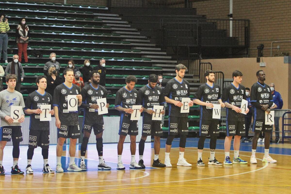 Basket, il Latina in campo con la scritta: Stop the War. Poi la vittoria contro Forlì - 