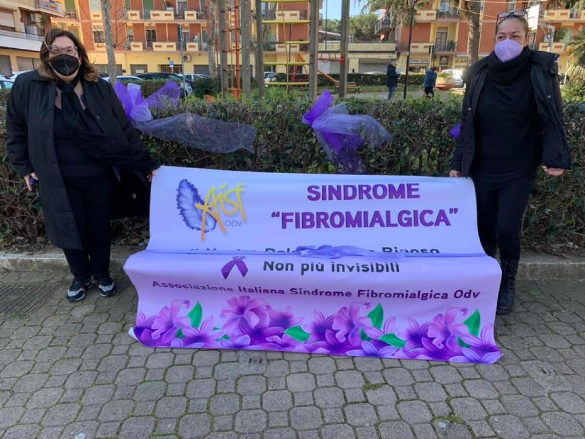L’Aisf inaugura in Piazza Don Luigi Sturzo, ad Aprilia, la panchina viola per la sindrome mialgica. - 