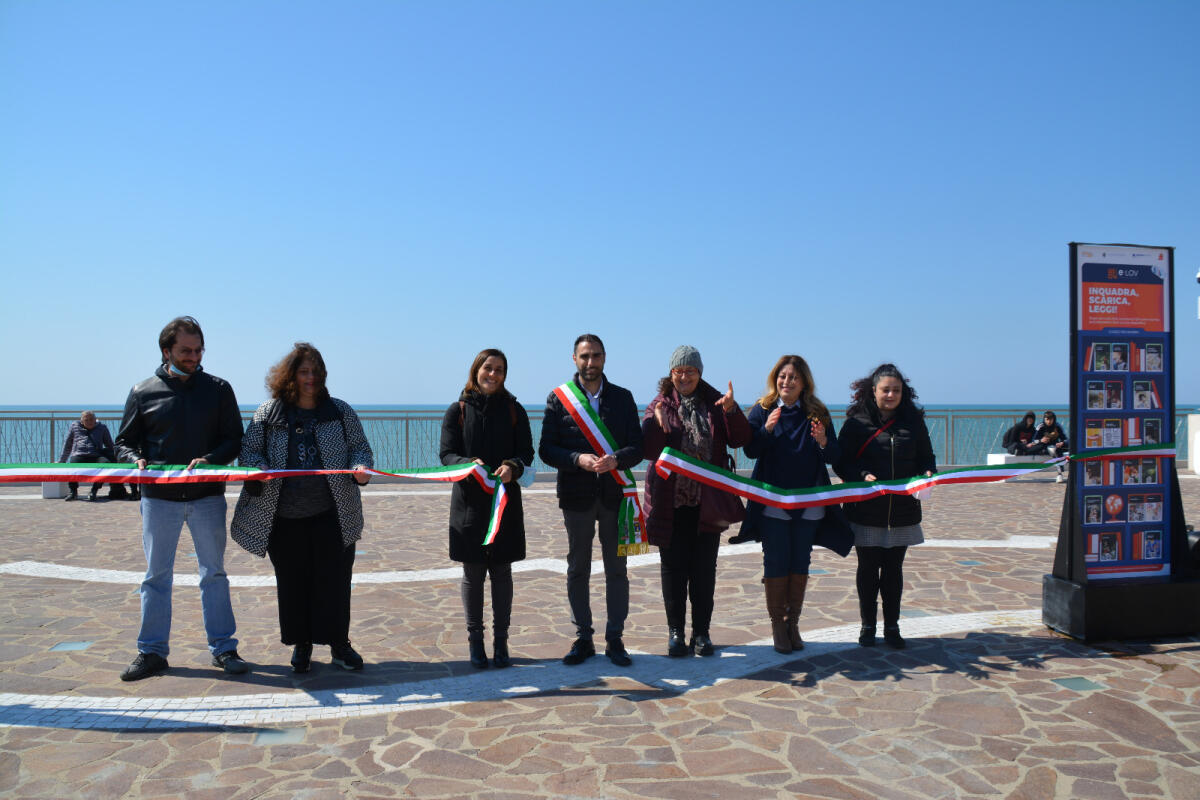 Torvaianica, inaugurato il nuovo Belvedere di piazza Ungheria. Il Sindaco: “Il nostro litorale cambia volto. A settembre giù l'ecomostro” - 