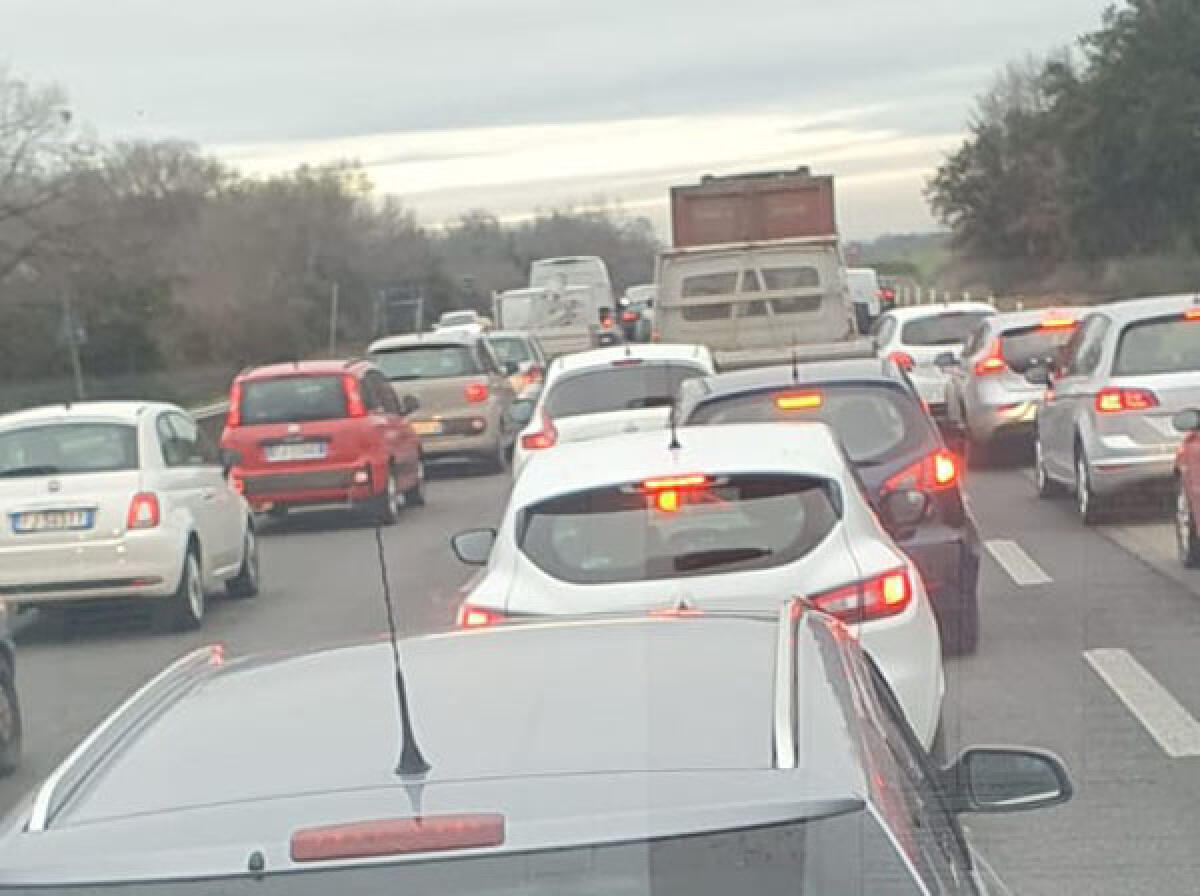 Pontina, incidente all'altezza di Aprilia verso Roma: disagi - 