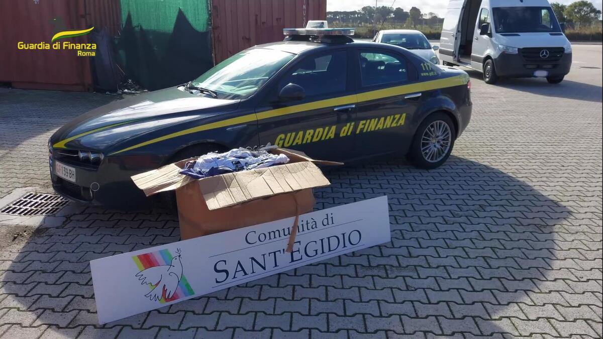 Oltre 4.500 capi di abbigliamento confiscati donati dalla Finanza di Roma alla “Comunità di Sant’Egidio”. - 