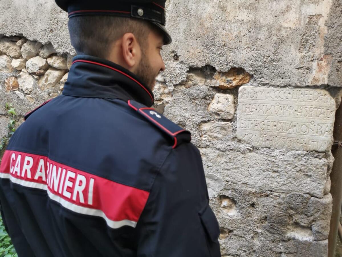 Scoperta dai Carabinieri l’epigrafe della visita dell’imperatore del Sacro Romano Impero a Sermoneta nel 1452. - 