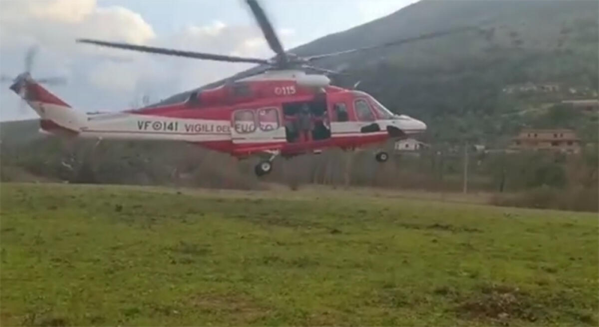 Cavallo cade in un dirupo, nella zona di San Cristoforo ad Itri: imbracato e tratto in salvo dai vigili del fuoco. VIDEO - 