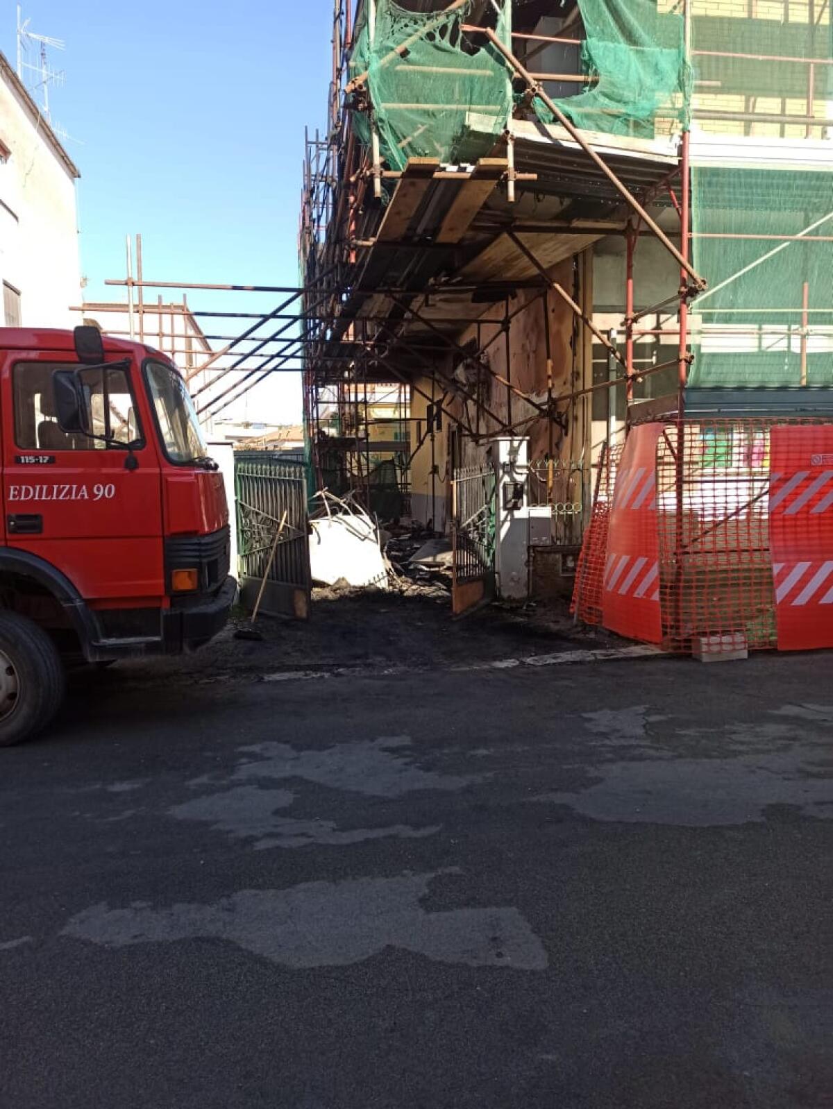 Enorme boato nella notte ad Aprilia: in fiamme un’ambulanza del 118, esplodono le bombole di ossigeno. Cause accidentali VIDEO - 