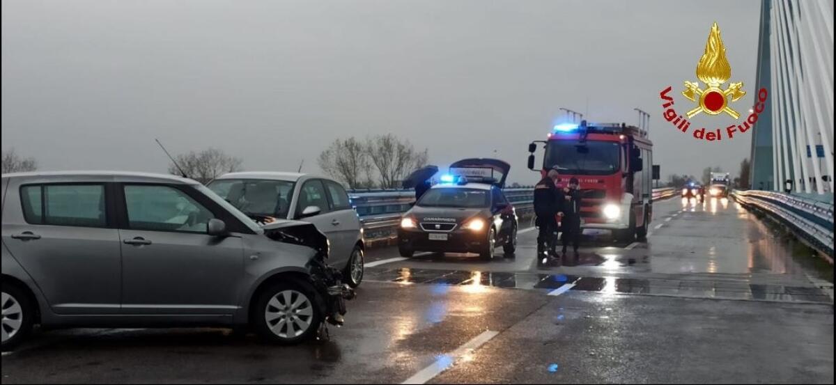 Incidente sulla Variante Appia, a Minturno: intervento dei vigili del fuoco. VIDEO - 