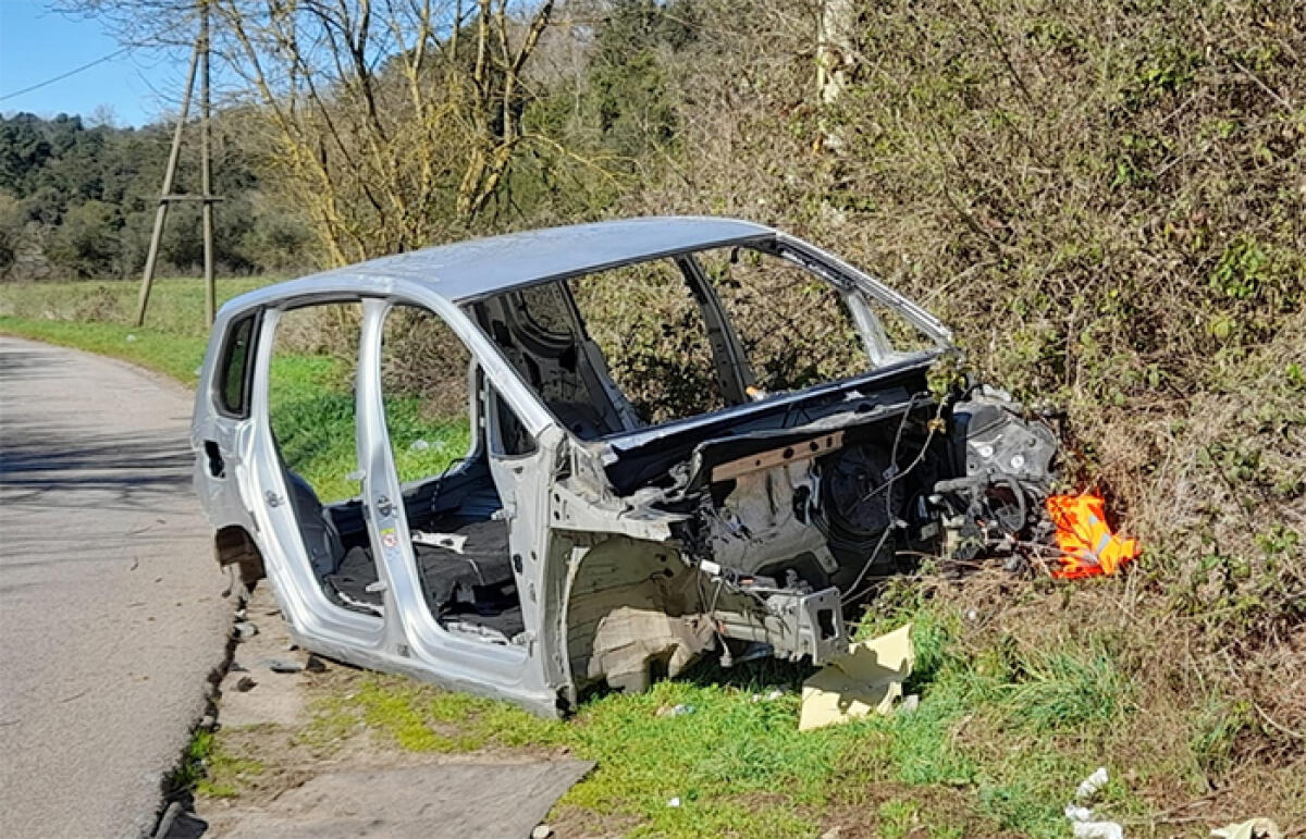 Rottame abbandonato su una curva pericolosa, nel quartiere Fossignano, ad Aprilia: il Cdq: “Il Comune intervenga subito”. - 