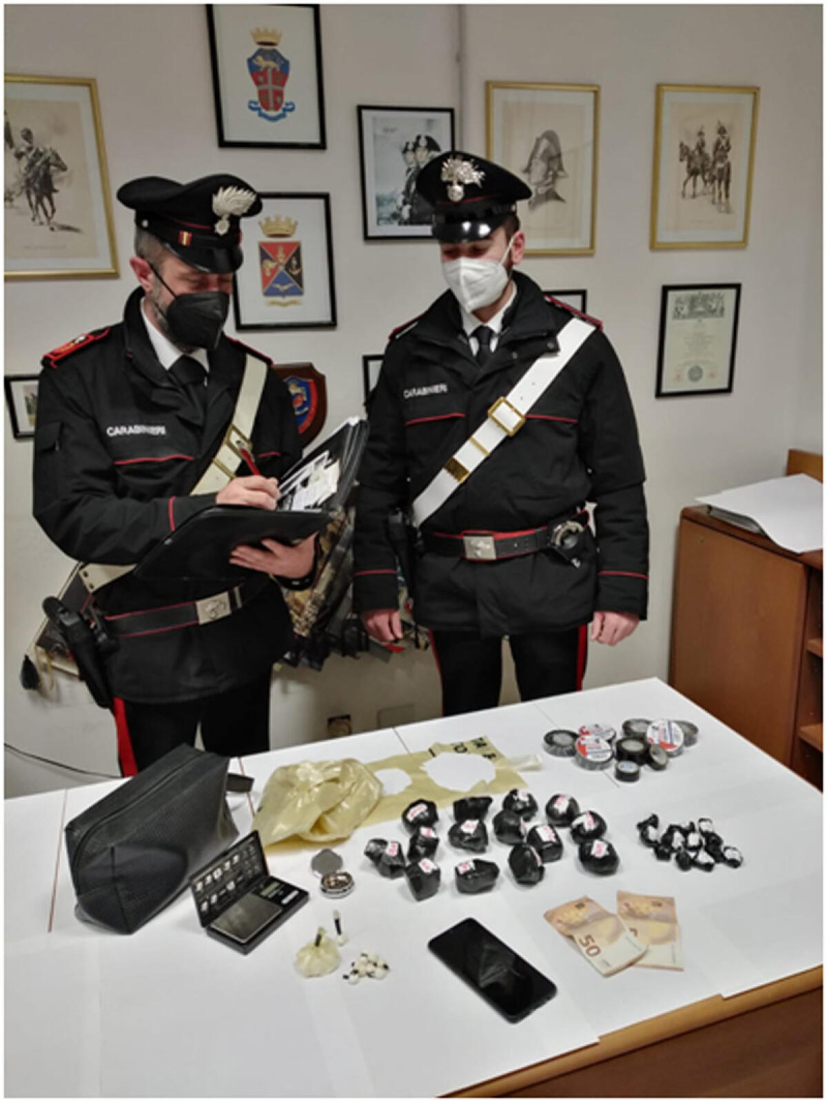 Un arresto per droga Sabaudia: 46enne nascondeva oltre un chilo cocaina in un cassetto - 