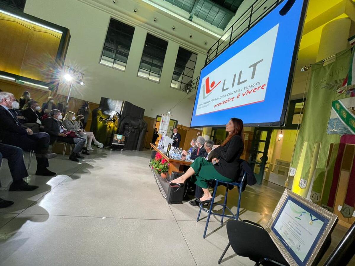 Splendida serata a Latina per la IX Edizione del Premio Internazionale per la Prevenzione dei Tumori: il piccolo Giuseppe ritira il premio per Tiziano Ferro - 