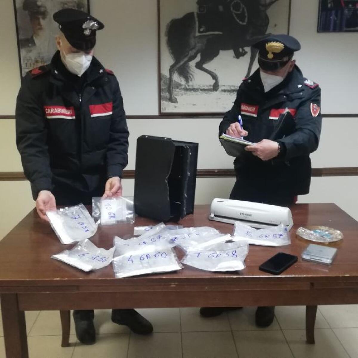 Nascondeva quasi mezzo chilo di cocaina in una cassaforte: 46enne in arresto a Terracina - 